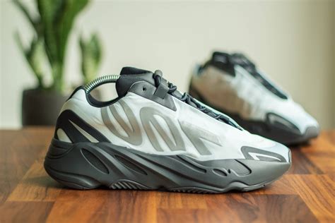 adidas yeezy 700 gāo fēnbiàn lǜ lán sè